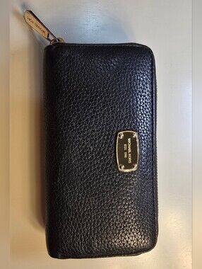 ✨️ MICHAEL KORS Jet Set Travel Continental Black & Gold Pebbled Leather Wallet